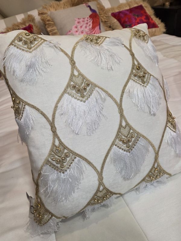 Cojín de Bordado Geométrico y Borlas