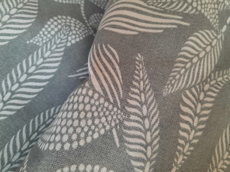 LONETA ESTAMPADA GRIS HOJAS BLANCA RAYADA.