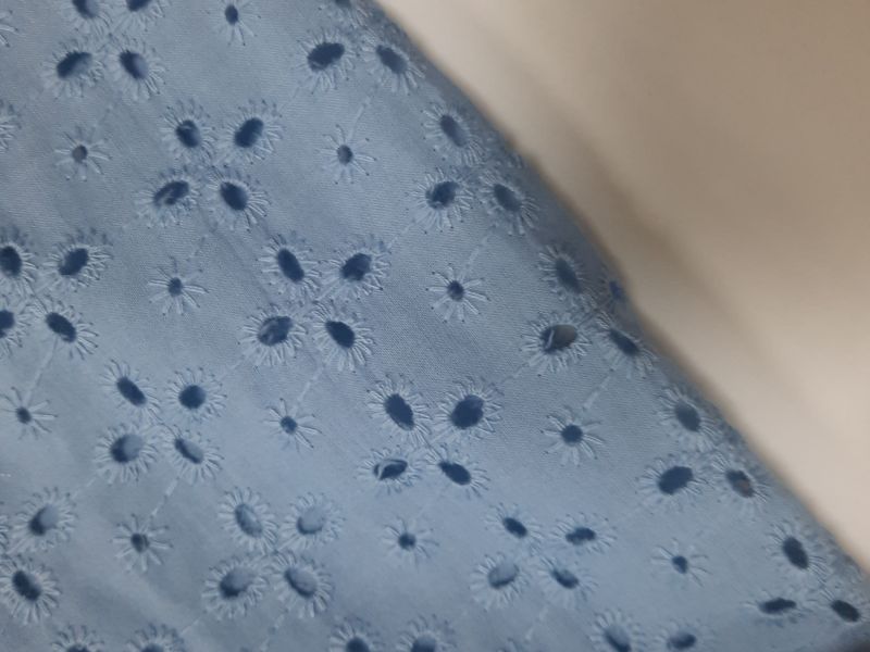 Batista  bordada AZUL EMPOLVADO MARGARITA 