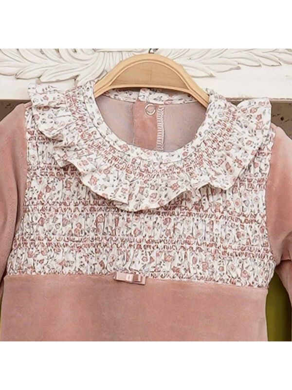 Pelele bebe rosa palo con estampado flores y nido de abeja