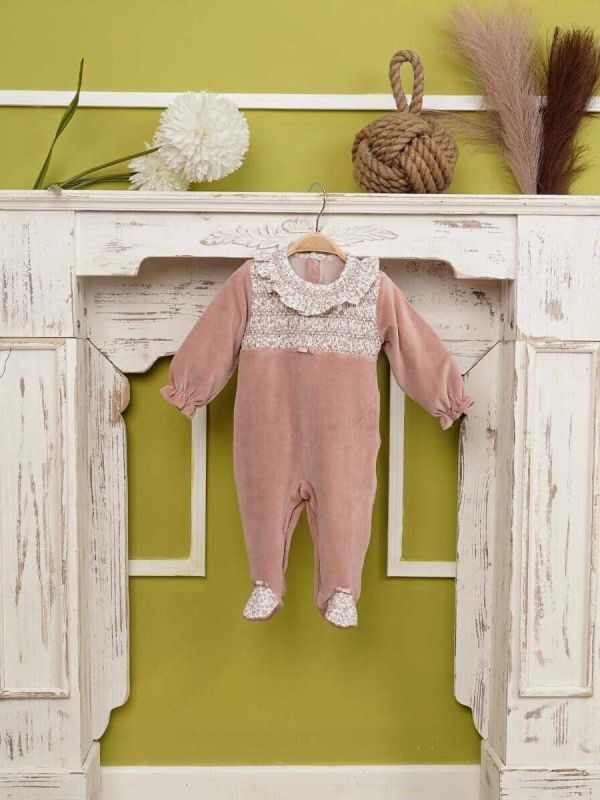 Pelele bebe rosa palo con estampado flores y nido de abeja