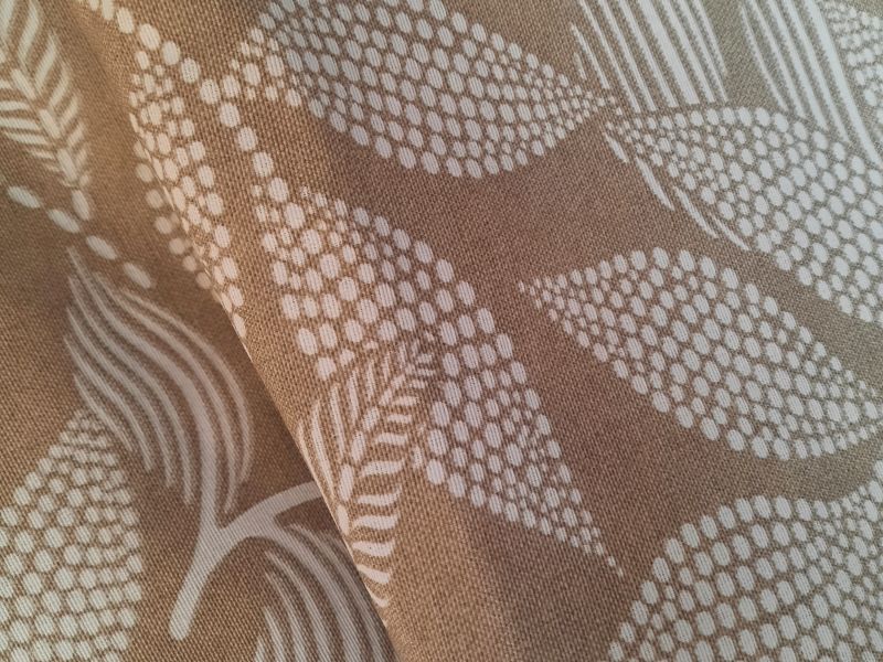 Loneta ESTAMPADA  FONDO CAMEL HOJA BLANCA RAYADA.