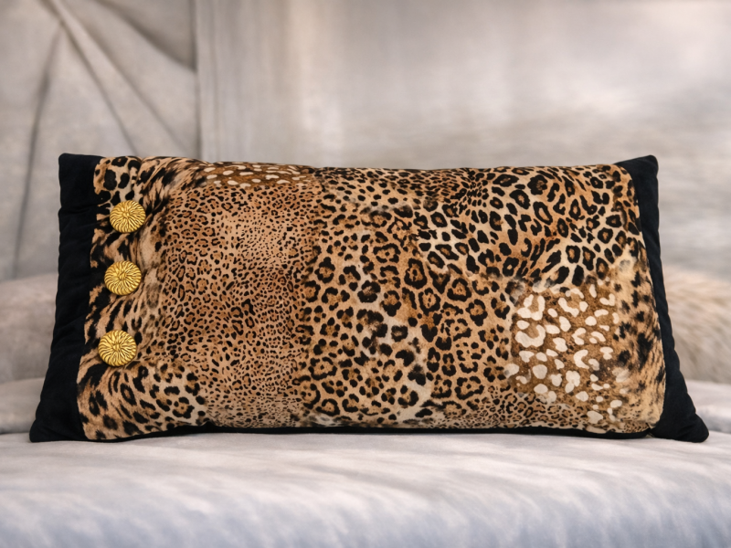 Cojín Animal Print con Botones Dorados