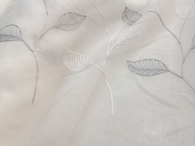 Visillo BLANCO HOJA BORDADA GRIS 