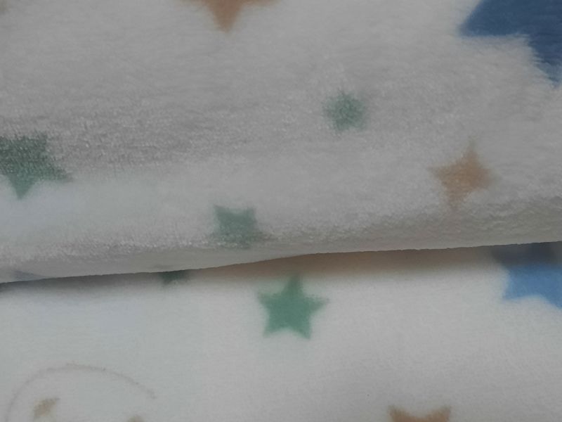 TELA DE CORALINA FONDO BLANCO ESTRELLA PEQUEÑA TONIS PASTELES 