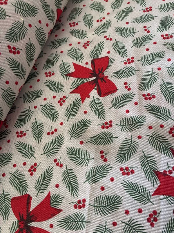 Loneta NAVIDAD FONDO BLANCO HOJAS VERDES LAZO ROJO 