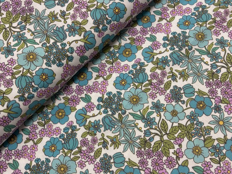 Popelin de algodón estampado FONDO  BLANCO MARGARITAS AZULES Y MORADAS 