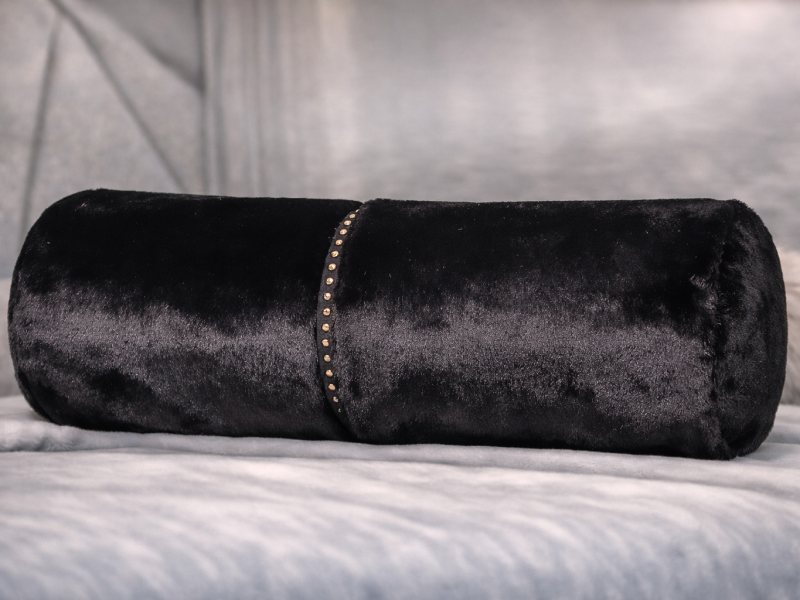 Cojín cilíndrico con tachuelas decorativas