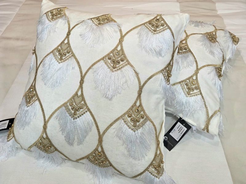 Cojín de Bordado Geométrico y Borlas