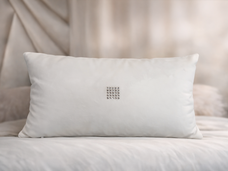 Cojín Decorativo Blanco con Aplique de Tachuelas