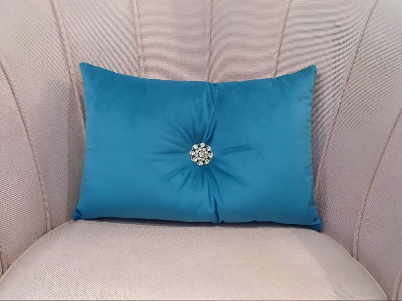 Cojín Azul Rectangular Con Botón Joya