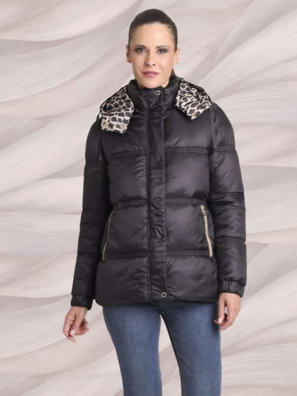 Plumífero Negro Satinado con Detalle Animal Print