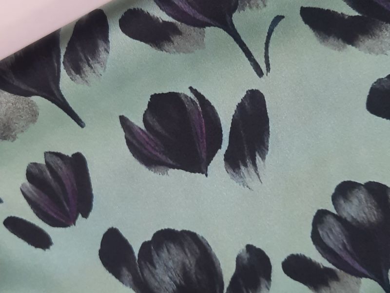 Seda en SATEN ESTAMPADO TULIPÁN FONDO VERDE 