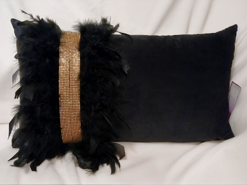 Cojín negro con banda de pedrería y plumas