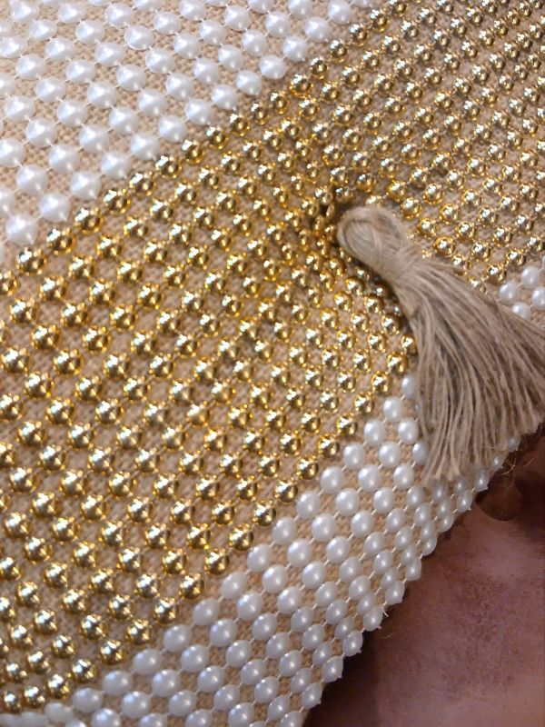 Cojín Beige Con Perlas y Tachuelas
