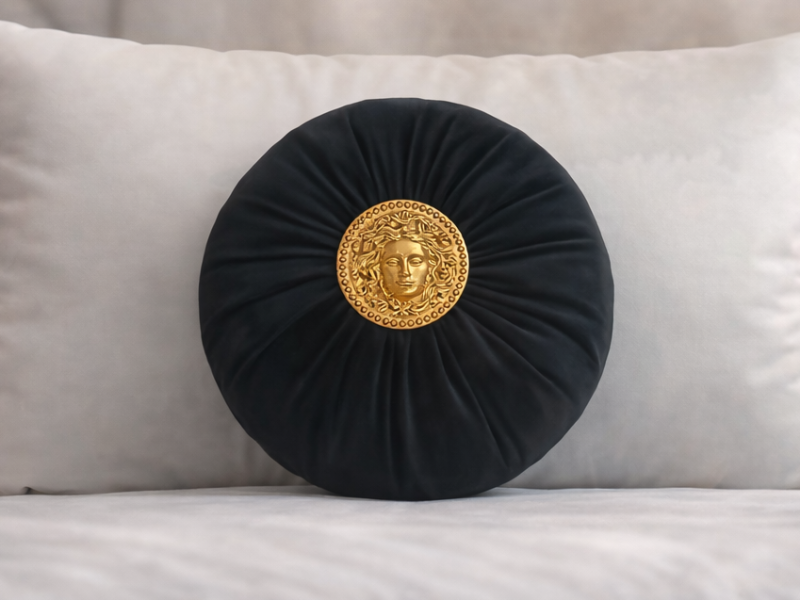 Cojín con Medallón Dorado Central