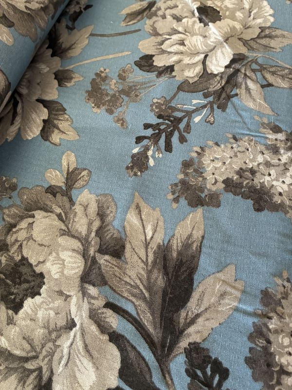 Loneta estampada FONDO AZUL AÑIL FLOR  TOSTADA 