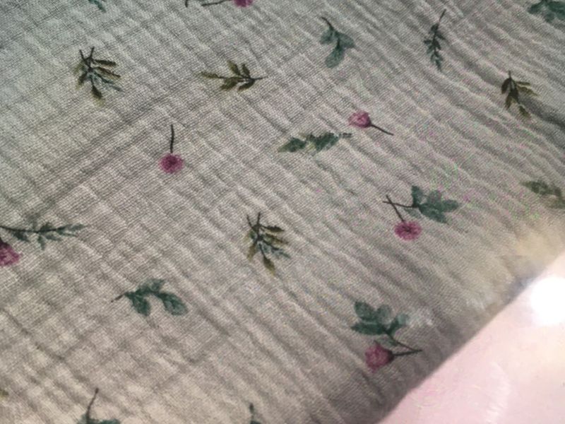 Tela MUSELINA FONDO VERDE AGUA RAMA VERDE 