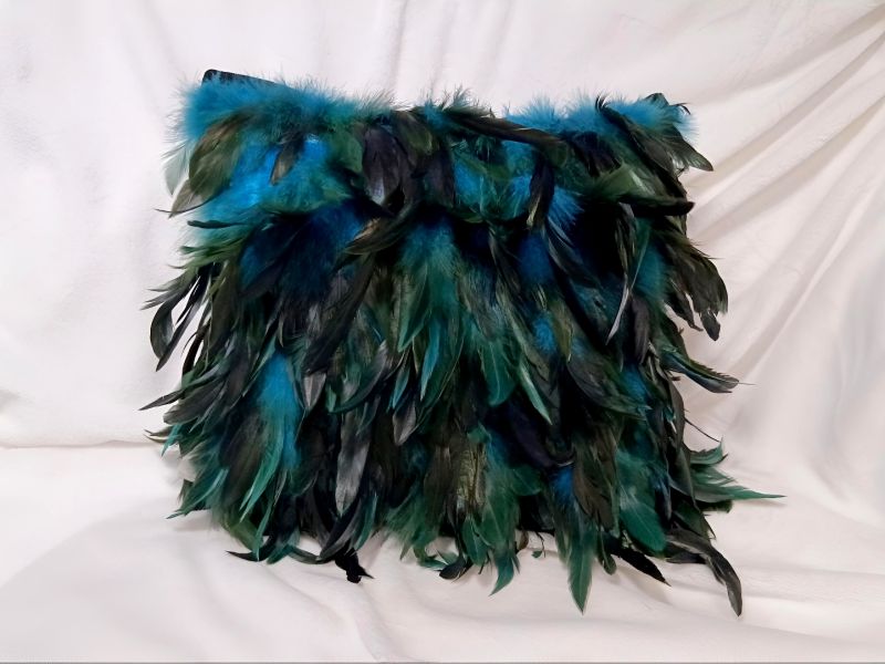 Cojín con plumas verdes