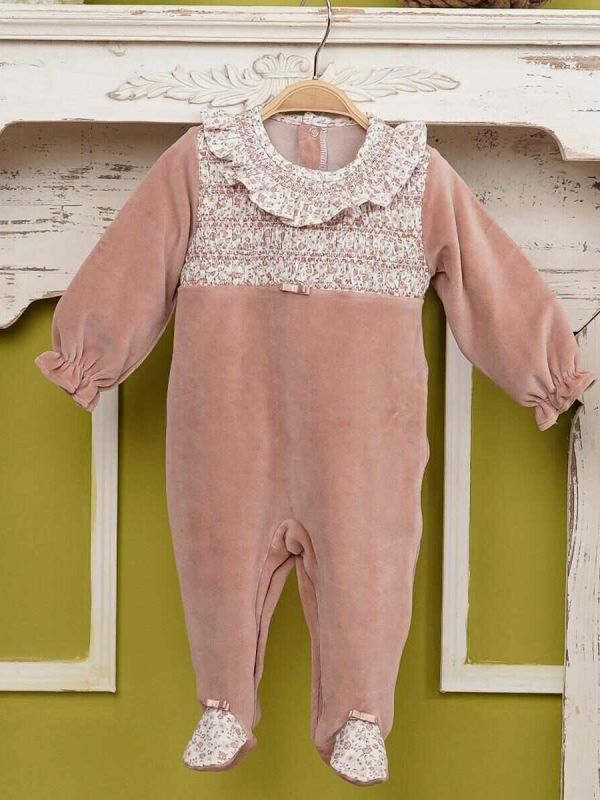 Pelele bebe rosa palo con estampado flores y nido de abeja