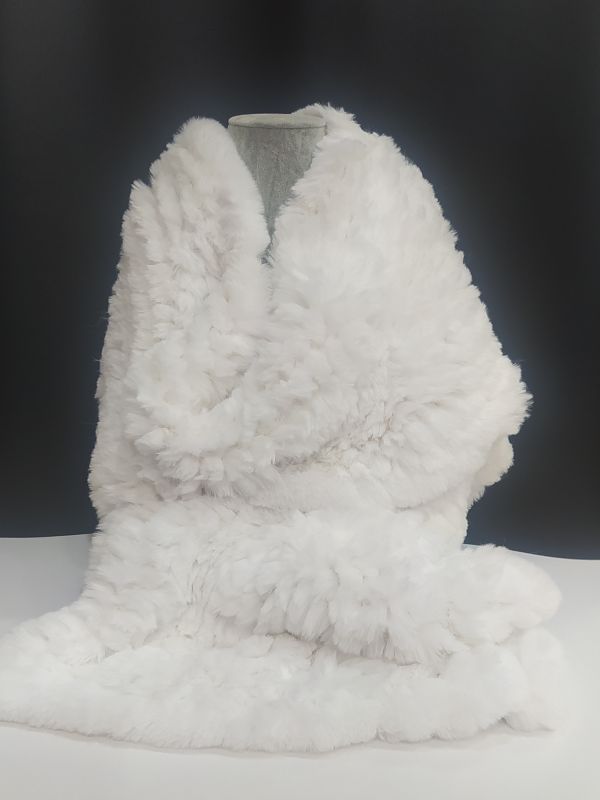 Estola de pelo blanco