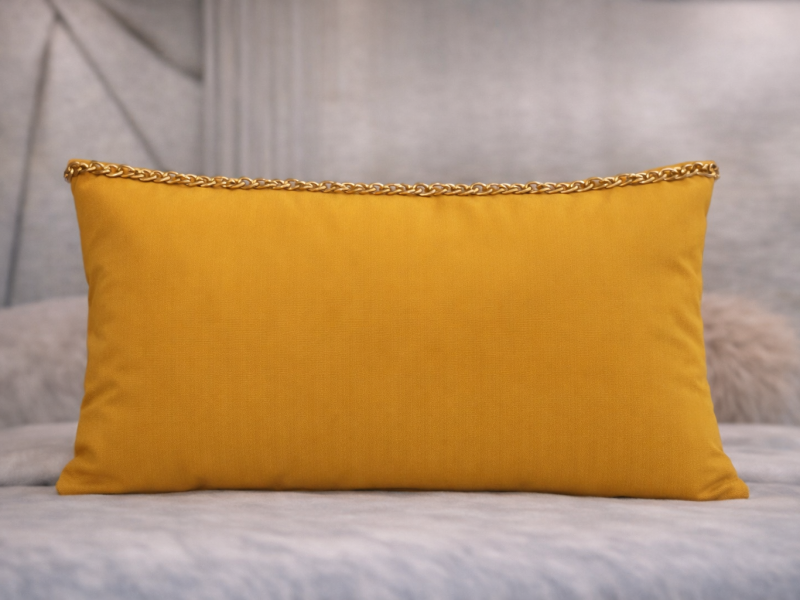 Cojín Amarillo con Borde Decorativo