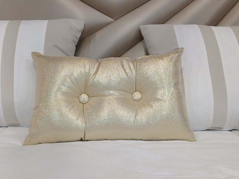 Cojín Satén Dorado Capitoné