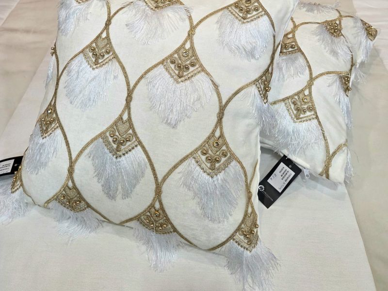 Cojín de Bordado Geométrico y Borlas