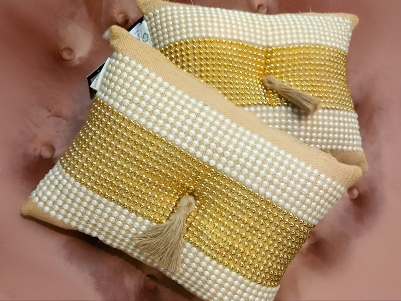 Cojín Beige Con Perlas y Tachuelas