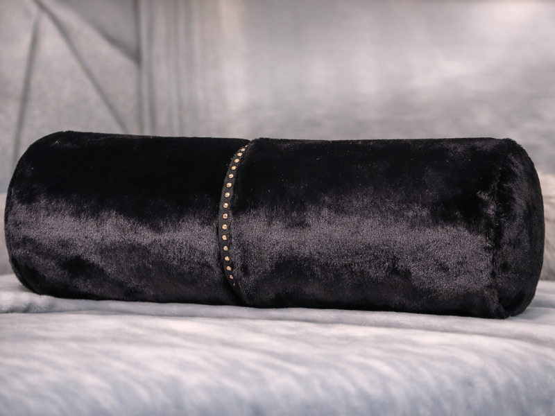 Cojín cilíndrico con tachuelas decorativas