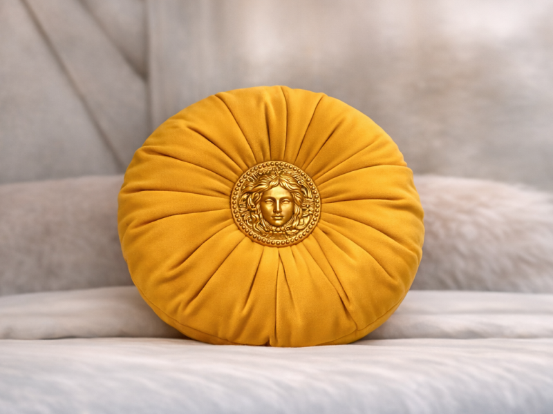 Cojín con Medallón Dorado Central