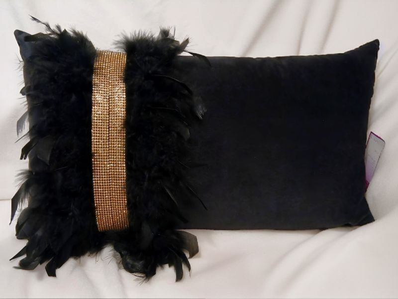 Cojín negro con banda de pedrería y plumas