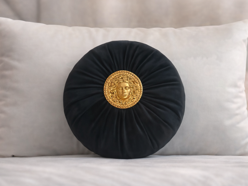 Cojín con Medallón Dorado Central