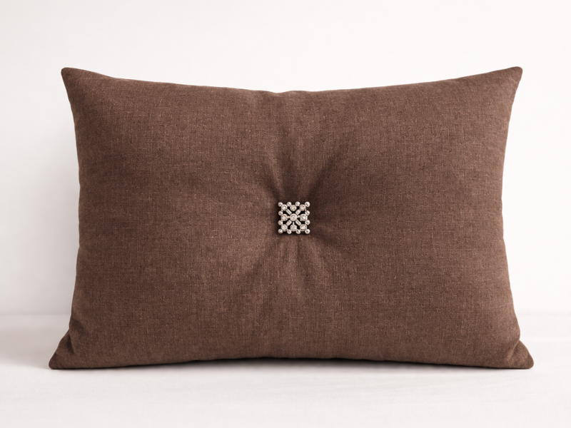 Cojín Lino Chocolate con Broche Joya