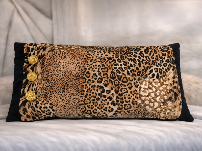 Cojín Animal Print con Botones Dorados