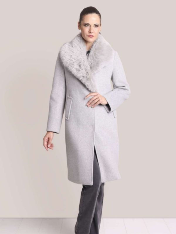 Abrigo Minimalista Gris con Maxicuello